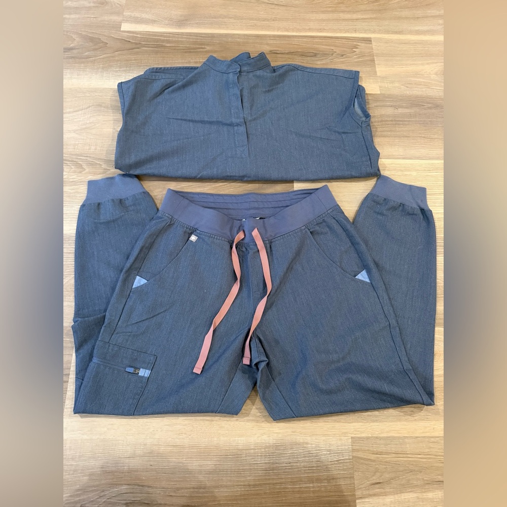 FIGS Women’s Scrub Set
